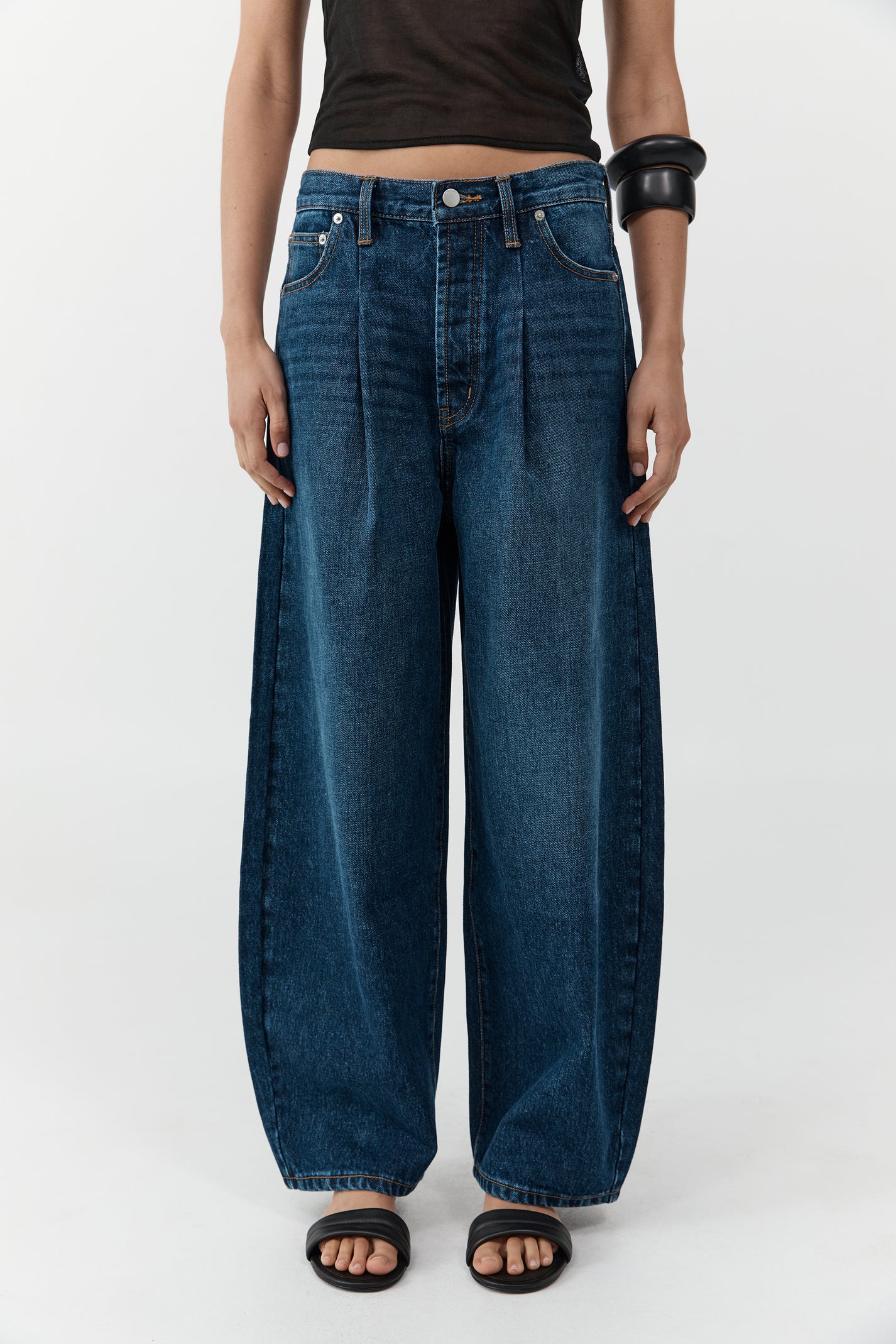 Mid Rise Pleat Barrel Jeans