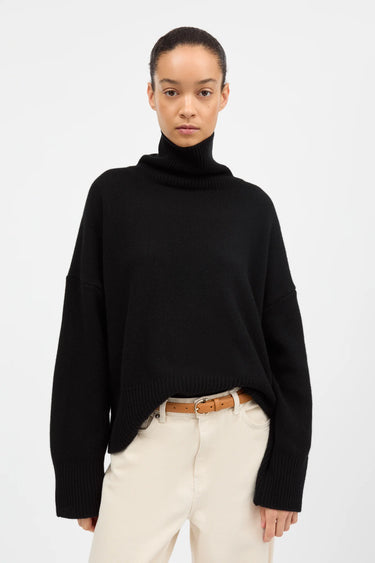 Silene T-Neck | Black